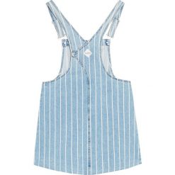 Jeansowa sukienka ogrodniczka w paski. Niebieskie sukienki damskie Pull&Bear, w paski, z jeansu, bez kołnierzyka, bez rękawów. Za 89,90 zł.