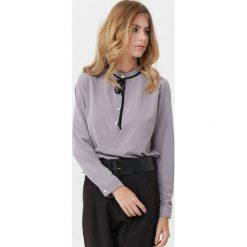 Szara Koszula Carlotta. Szare bluzki damskie Born2be, bez wzorów, biznesowe, ze stójką, z długim rękawem. Za 59,99 zł.