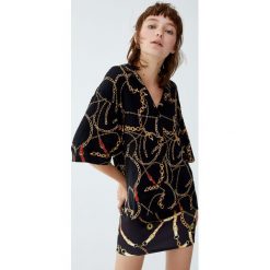 Koszula w łańcuchy. Czarne koszule damskie Pull&Bear, bez wzorów, bez kołnierzyka, z krótkim rękawem. Za 69,90 zł.