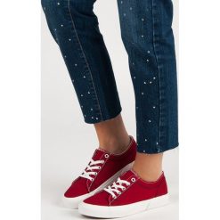 CZERWONE TENISÓWKI. Czerwone trampki i tenisówki damskie marki KYLIE, bez wzorów, bez zapięcia. Za 76,90 zł.