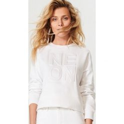 Bluzy damskie: Bluza z tłoczonym napisem – Biały