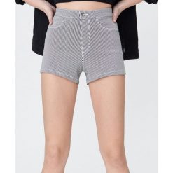 Dopasowane szorty high waist - Czarny. Czarne szorty damskie Sinsay, bez wzorów, z podwyższonym stanem. Za 39,99 zł.