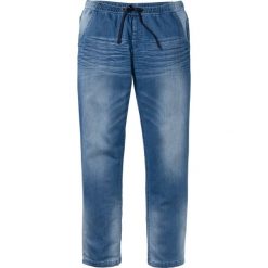 Dżinsy dresowe Slim Fit Straight bonprix jasnoniebieski. Niebieskie jeansy męskie bonprix, m, bez wzorów. Za 109,99 zł.