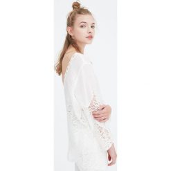 Szydełkowa bluzka typu multiway. Koszulki damskie Pull&Bear, bez wzorów, bez kołnierzyka, z długim rękawem. Za 99,90 zł.