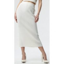Biała Spódnica Liyana. Białe spódniczki damskie Born2be, s, bez wzorów, z dzianiny, eleganckie, midi, ołówkowe. Za 99,99 zł.
