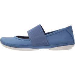 Camper RIGHT NINA Baleriny z zapięciem medium blue. Niebieskie baleriny damskie marki Camper, bez wzorów, ze skóry, bez obcasa. W wyprzedaży za 367,20 zł.