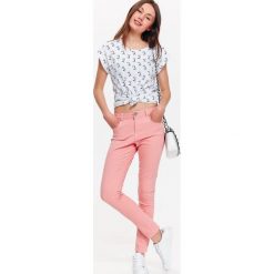 T-SHIRT DAMSKI ZE WZOREM W KOTKI. Szare t-shirty damskie marki Top Secret, eleganckie, z chokerem. Za 14,99 zł.