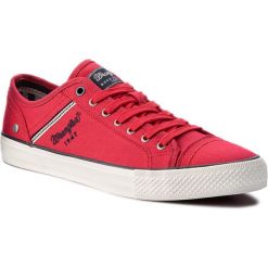 Tenisówki WRANGLER - Starry Low WM181030 Red 87. Czerwone półbuty męskie Wrangler, na co dzień, bez wzorów, z gumy, eleganckie, bez zapięcia. W wyprzedaży za 149,00 zł.