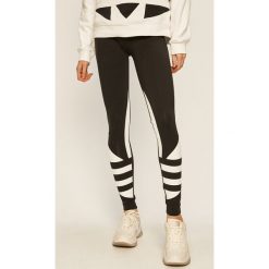 Adidas Originals - Legginsy. Czarne spodnie damskie adidas Originals, z nadrukiem, z elastanu. W wyprzedaży za 109,90 zł.