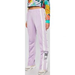 Adidas Originals - Spodnie. Fioletowe spodnie damskie adidas Originals, bez wzorów, z poliesteru, casualowe. W wyprzedaży za 219,90 zł.