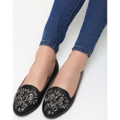 Czarne Lordsy Lucky Me. Czarne baleriny damskie marki Born2be, z aplikacjami, ze skóry, na płaskiej podeszwie. Za 59,99 zł.