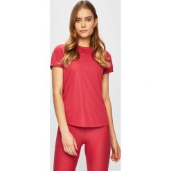 Under Armour - Top sportowy. Różowe topy damskie Under Armour, s, bez wzorów, z poliesteru, z okrągłym kołnierzem. W wyprzedaży za 79,90 zł.
