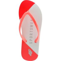 Japonki damskie KLD201 - koral. Różowe klapki damskie 4f, w paski, z gumy, bez obcasa. Za 49,99 zł.