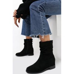 Czarne Botki Charvia. Czarne koturny damskie Born2be, bez obcasa, na koturnie, bez zapięcia. Za 119,99 zł.