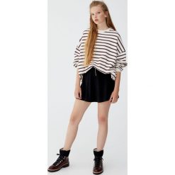 Bluza oversize w paski. Zielone bluzy damskie marki Pull&Bear, w paski. Za 89,90 zł.