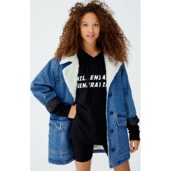 Bluza z napisem i kapturem. Czarne bluzy damskie marki Pull&Bear, z napisami. Za 59,90 zł.