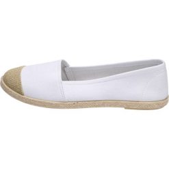 Białe tenisówki damskie WISHOT 32-130 SLIP ON. Białe trampki i tenisówki damskie Wishot, bez wzorów, bez zapięcia. W wyprzedaży za 40,00 zł.