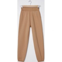 Dresowe spodnie typu jogger -. Spodnie damskie House, s, z dresówki. Za 69,99 zł.