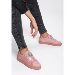 Różowe Buty Sportowe Unprecedented. Różowe buty sportowe damskie Renee, z aplikacjami, z satyny, sportowe. Za 49,99 zł.