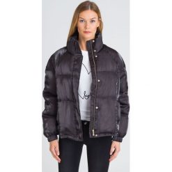CZARNA KURTKA TRUSSARDI JEANS. Czarne kurtki damskie z napisami, z jeansu. Za 559,50 zł.