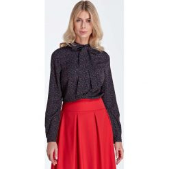 Czarna Stylowa Bluzka Koszulowa z Wiązaną Kokardą przy Dekolcie w Łączkę. Czarne podkoszulki damskie Molly.pl, s, bez wzorów, eleganckie, z klasycznym kołnierzykiem, bez rękawów. Za 121,90 zł.
