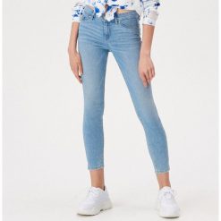 Jeansy skinny z niskim stanem - Niebieski. Niebieskie jeansy damskie Sinsay, bez wzorów, z jeansu, z obniżonym stanem. W wyprzedaży za 47,99 zł.