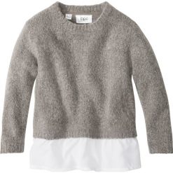 Sweter dzianinowy z falbaną bonprix jasnoszary melanż - biały. Szare swetry klasyczne damskie bonprix, w koronkowe wzory, z dzianiny, z okrągłym kołnierzem. Za 27,99 zł.