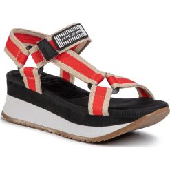 Sandały PEPE JEANS - Fuji River PLS90465 Orange Red 230. Czerwone klapki damskie Pepe Jeans, bez wzorów, z jeansu, bez obcasa, na obcasie. W wyprzedaży za 249,00 zł.