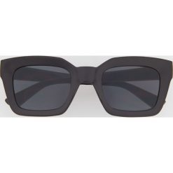 Okulary przeciwsłoneczne ReDesign - Czarny. Czarne okulary przeciwsłoneczne męskie wayfarery marki Reserved. Za 49,99 zł.