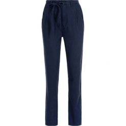 Spodnie materiałowe Tommy Jeans DW0DW06839. Niebieskie spodnie damskie Tommy Jeans, z bawełny. W wyprzedaży za 229,00 zł.