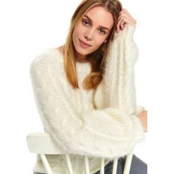Puszysty sweter z warkoczami. Białe swetry damskie Top Secret, na zimę, bez wzorów, z jeansu, eleganckie, bez rękawów, bez kaptura. W wyprzedaży za 99,99 zł.