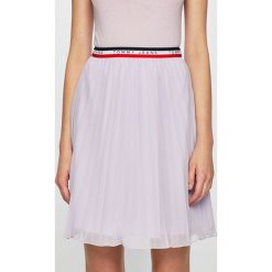 Tommy Jeans - Spódnica. Niebieskie spódniczki damskie Tommy Jeans, s, bez wzorów, z elastanu, z podwyższonym stanem, mini, rozkloszowane. Za 399,90 zł.