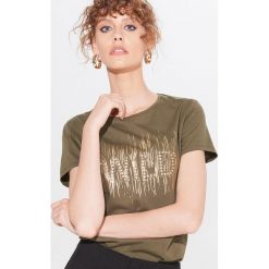 Bawełniana koszulka z aplikacją Wild - Khaki. Brązowe koszulki damskie Mohito, xl, z aplikacjami, z bawełny. W wyprzedaży za 19,99 zł.