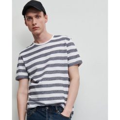 T-shirt w paski - Biały. Białe t-shirty męskie Reserved, s, w paski, bez kołnierzyka. Za 59,99 zł.