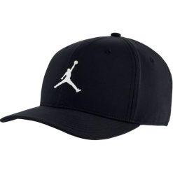 Jordan Air Classic99 Snapback AV8439-010. Czarne czapki męskie Jordan, bez wzorów, z poliesteru. W wyprzedaży za 99,99 zł.