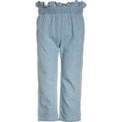 Carrement Beau Jeansy Straight Leg bleach. Niebieskie spodnie chłopięce marki Carrement Beau, z bawełny. Za 179,00 zł.