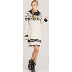 SUKIENKA TWINSET. Białe sukienki damskie Twinset, na imprezę, xs, w koronkowe wzory, z dzianiny, bez kołnierzyka, bez rękawów, mini. Za 624,50 zł.