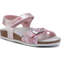 Sandały GEOX - J Adriel G. B J928MB 0NF04 C8008 S Pink/Pink. Różowe sandały dziewczęce Geox, ze skóry ekologicznej, bez zapięcia. W wyprzedaży za 139,00 zł.