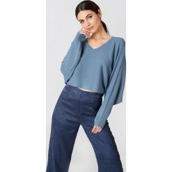 NA-KD Krótki sweter z rękawem typu nietoperz - Blue. Niebieskie swetry klasyczne damskie marki NA-KD, w prążki, z dzianiny. W wyprzedaży za 60,97 zł.