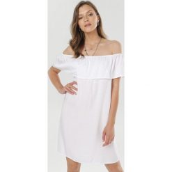 Biała Sukienka Himereanes. Białe sukienki damskie Born2be, na lato, uniwersalny, bez wzorów, bez kołnierzyka, bez rękawów. W wyprzedaży za 109,99 zł.