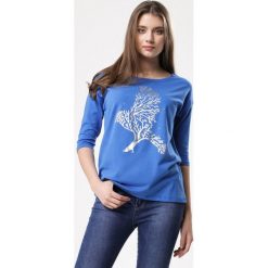 Granatowy Bluzka Illimitable. Niebieskie bluzki damskie marki Born2be, s, z nadrukiem, z dzianiny, z okrągłym kołnierzem, z krótkim rękawem. Za 34,99 zł.