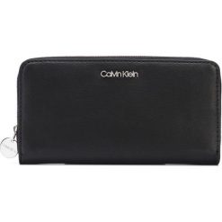 Calvin Klein Portfel Czarny. Czarne portfele damskie Calvin Klein, bez wzorów, z materiału. Za 324,95 zł.