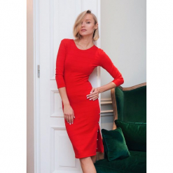 Czerwona Sukienka Young and Beautiful. Czerwone sukienki dzianinowe other, m, z okrągłym kołnierzem, z krótkim rękawem, midi, dopasowane. Za 99,99 zł.