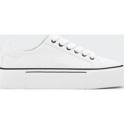 Białe modne tenisówki na platformie. Białe trampki i tenisówki damskie Pull&Bear, bez wzorów, bez zapięcia. Za 99,90 zł.