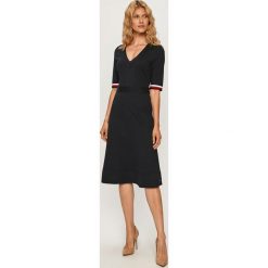 Tommy Hilfiger - Sukienka. Niebieskie sukienki damskie TOMMY HILFIGER, do pracy, z aplikacjami, z elastanu, biznesowe, bez kołnierzyka, z krótkim rękawem, krótkie, mini, rozkloszowane. Za 699,90 zł.