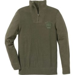 Sweter ze stójką Regular Fit bonprix ciemnooliwkowy. Zielone swetry męskie bonprix, s, z nadrukiem, ze stójką, bez kaptura. Za 37,99 zł.