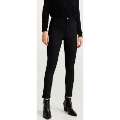 Mango - Spodnie Isabel. Czarne spodnie damskie Mango, s, bez wzorów, z elastanu, casualowe. Za 129,90 zł.