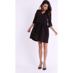 Sukienka w kolorze grafitowym. Szare sukienki damskie Jesienny butik, xs, bez wzorów, z dekoltem na plecach, bez rękawów, mini, rozkloszowane. W wyprzedaży za 149,95 zł.