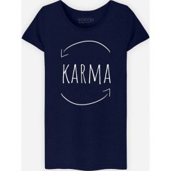 Koszulka "Karma" w kolorze granatowym. Niebieskie koszulki damskie Wooop, m, z nadrukiem, z bawełny, z okrągłym kołnierzem. W wyprzedaży za 59,95 zł.