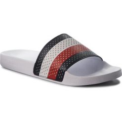Klapki TOMMY HILFIGER - Pool Slide FM0FM01830 White 100. Niebieskie klapki męskie . W wyprzedaży za 169,00 zł.